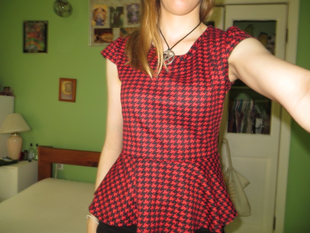 This is what I wore today. I love red and black combination because it combines cool with warm in my mind. 